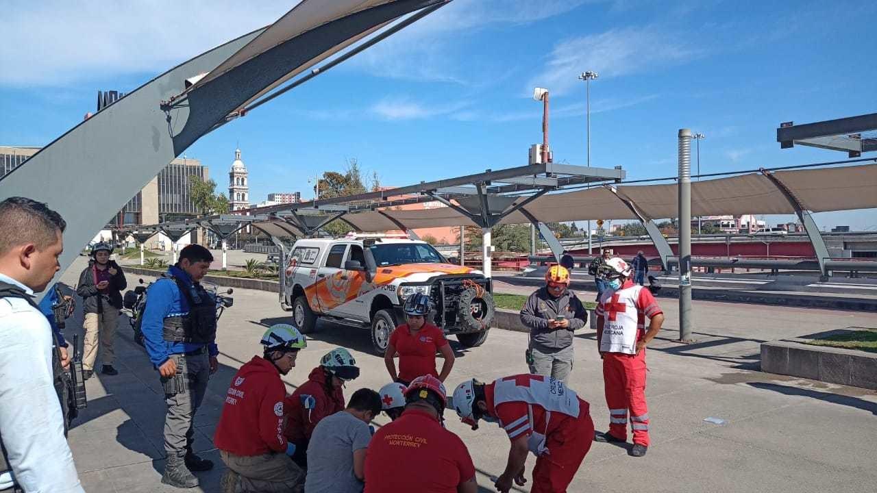 Luego de la atención de los paramédicos de la Cruz Roja, se descartó algún riesgo para el joven. Foto: Daniel Anguiano