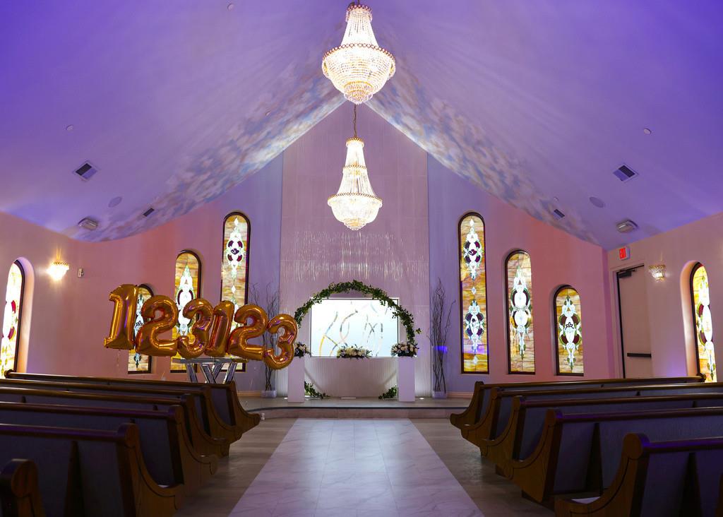 Decoraciones adornan La Capilla de Bodas de Vegas Weddings el martes 19 de diciembre de 2023, en Las Vegas. (Bizuayehu Tesfaye/Las Vegas Review-Journal via AP)