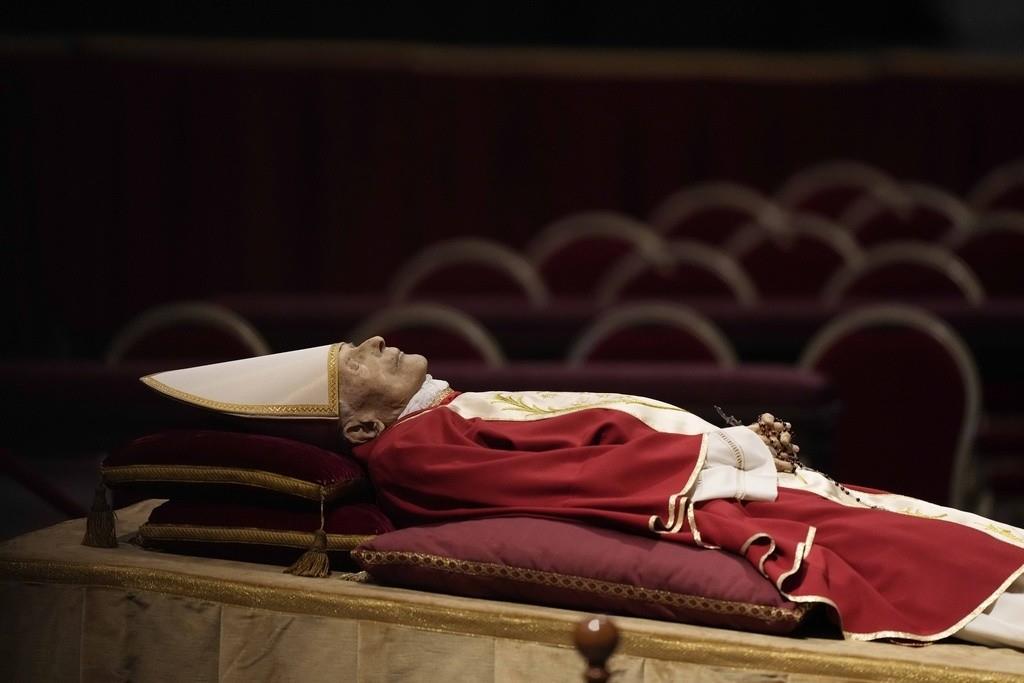 El papa Francisco rinde homenaje a Benedicto XVI en el aniversario de su muerte