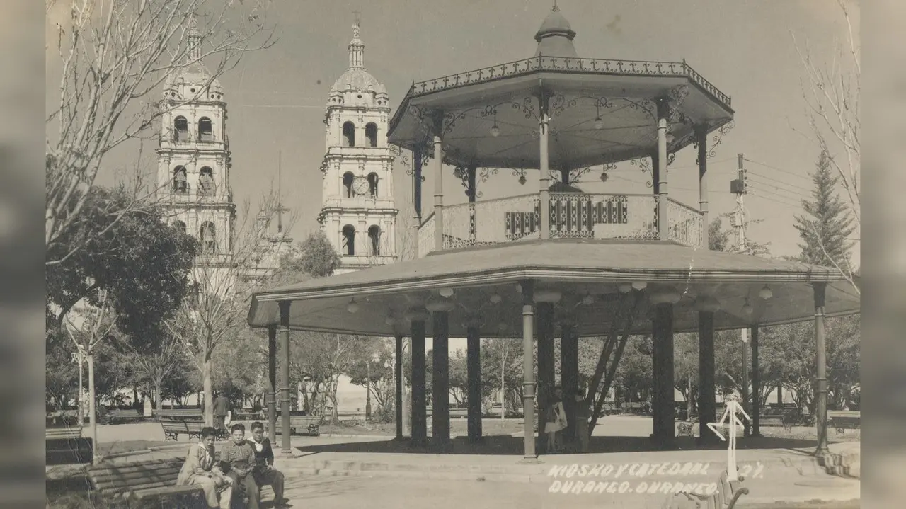 Aunque la imagen no muestra ni la fecha exacta de creación ni su autor, sí exhibe varios detalles peculiares de ambos espacios icónicos. Foto: Facebook Historia Gráfica de Durango