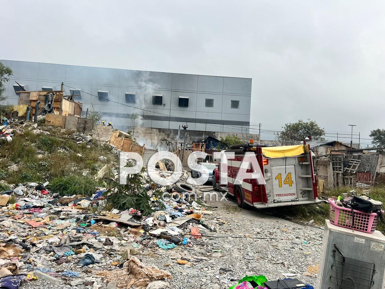 Al sitio llegaron elementos de Protección Civil Jaguares y bomberos de Santa Catarina, donde afortunadamente no hubo heridos. Foto: Raymundo Elizalde.