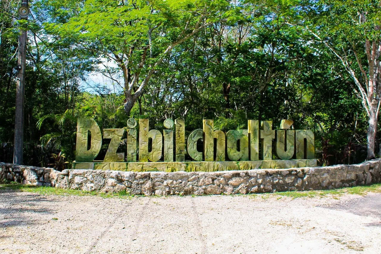 Un buen propósito para este año que comienza puede ser visitar la zona arqueológica de   Dzibilchaltún.- Foto de Vive Yucatán