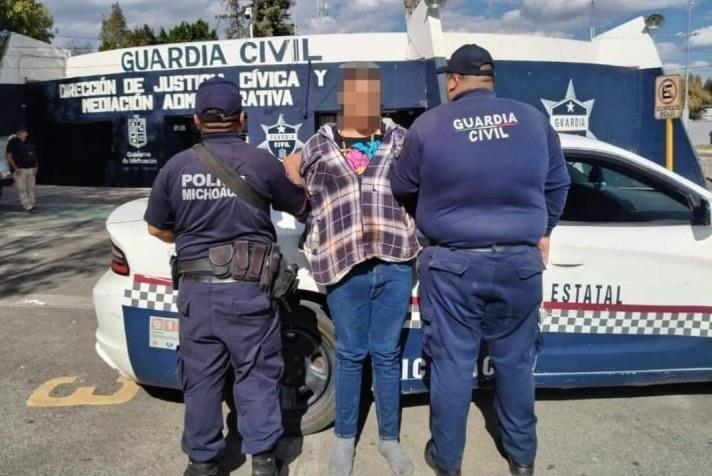 El hombre fue detenido después de que habitantes de los alrededores se dieron cuenta de que el joven trasladaba la extremidad humana. Foto: Especial.