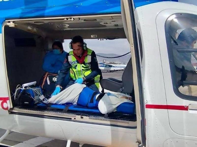 El traslado se llevó a cabo a bordo del helicóptero Bell 429 XC-LPC del gobierno estatal, desde la clínica del IMSS Bienestar Huejutla hacia el Hospital del Niño DIF, en Pachuca. Foto: Huejutla Diario.