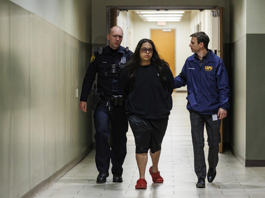 Christopher Preciado, centro, de 19 años, es escoltado por policías de San Antonio, el miércoles 3 de enero de 2024, en San Antonio, Texas. (Sam Owens/The San Antonio Express-News vía AP)