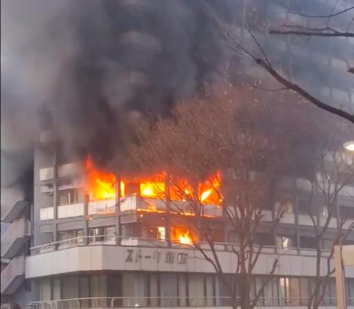 El incendio sucedió por la tarde de este jueves 4 de enero, en una de las zonas comerciales más importantes de Tokio. Fuente: X (antes Twitter)