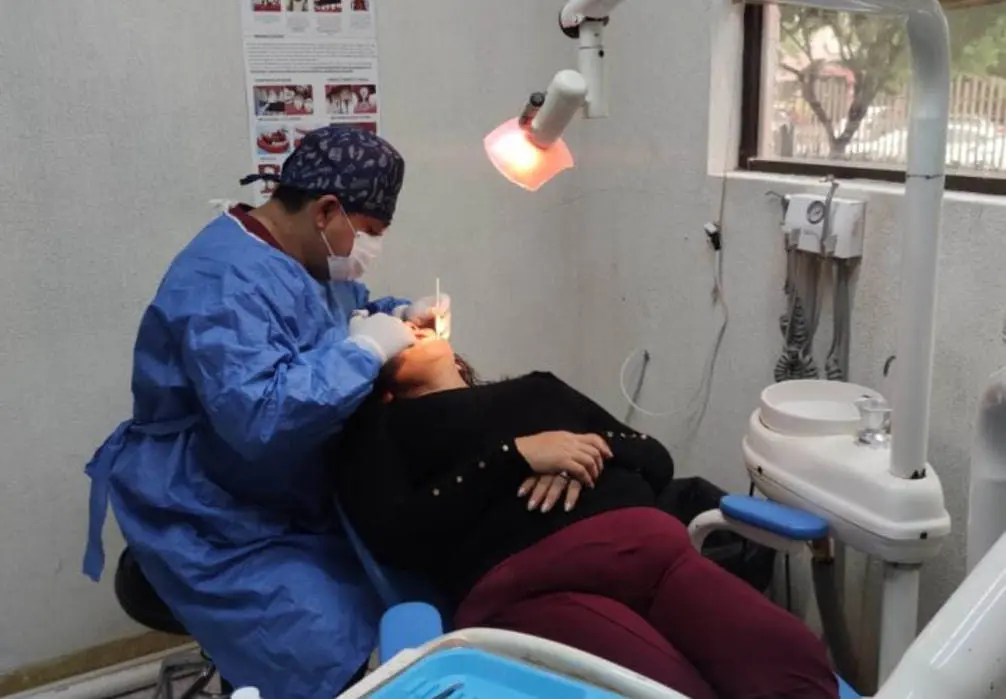 Entre los servicios que ofrece la dependencia se encuentran consulta, extracción, resina, limpieza dental, curación dental, aplicación de flúor y radiografía periapical. (Fotografía: Gobierno de Torreón)