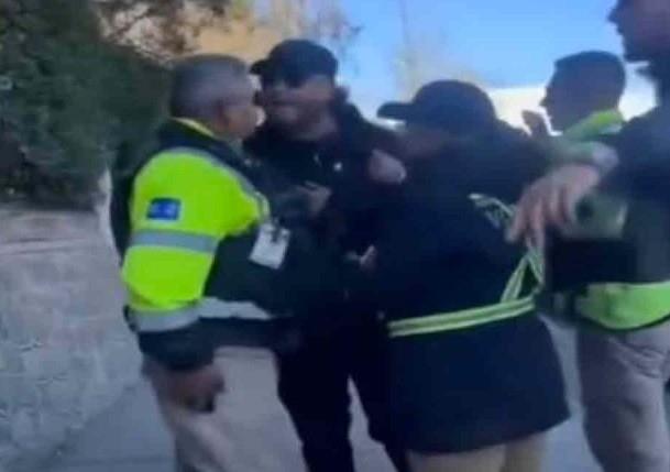 En el video se observa a los ciudadanos enfrentar al elemento antes de que fueran amenazados. Foto: X @CódigoSanLuisEnVivo.