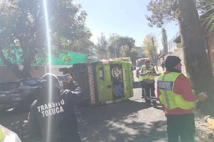 Caos en Toluca tras volcadura de una ambulancia. Foto: Especial