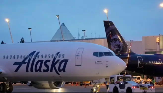 Avión de Alaska Airlines aterriza de emergencia tras perder ventana y parte de la pared lateral. Foto. AP