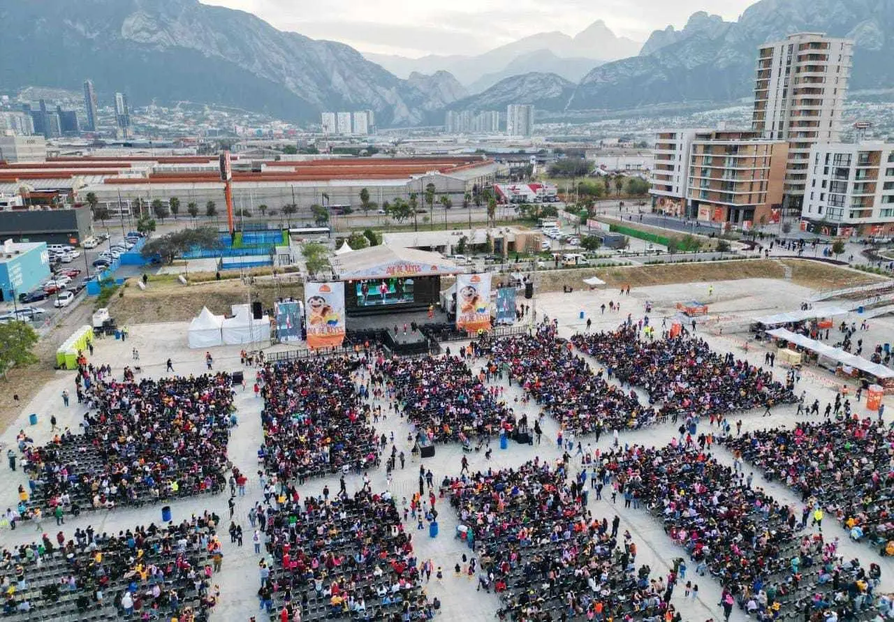 Más de 10 mil personas, en su mayoría niños y niñas, se reunieron en el Distrito Domo para disfrutar de la actuación estelar de los famosos artistas infantiles. Foto: Municipio de Santa Catarina