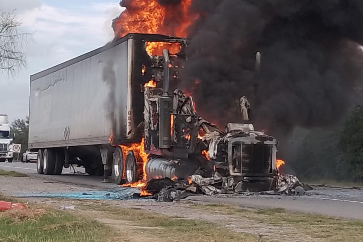 Se incendia tráiler cargado con piernas de cerdo