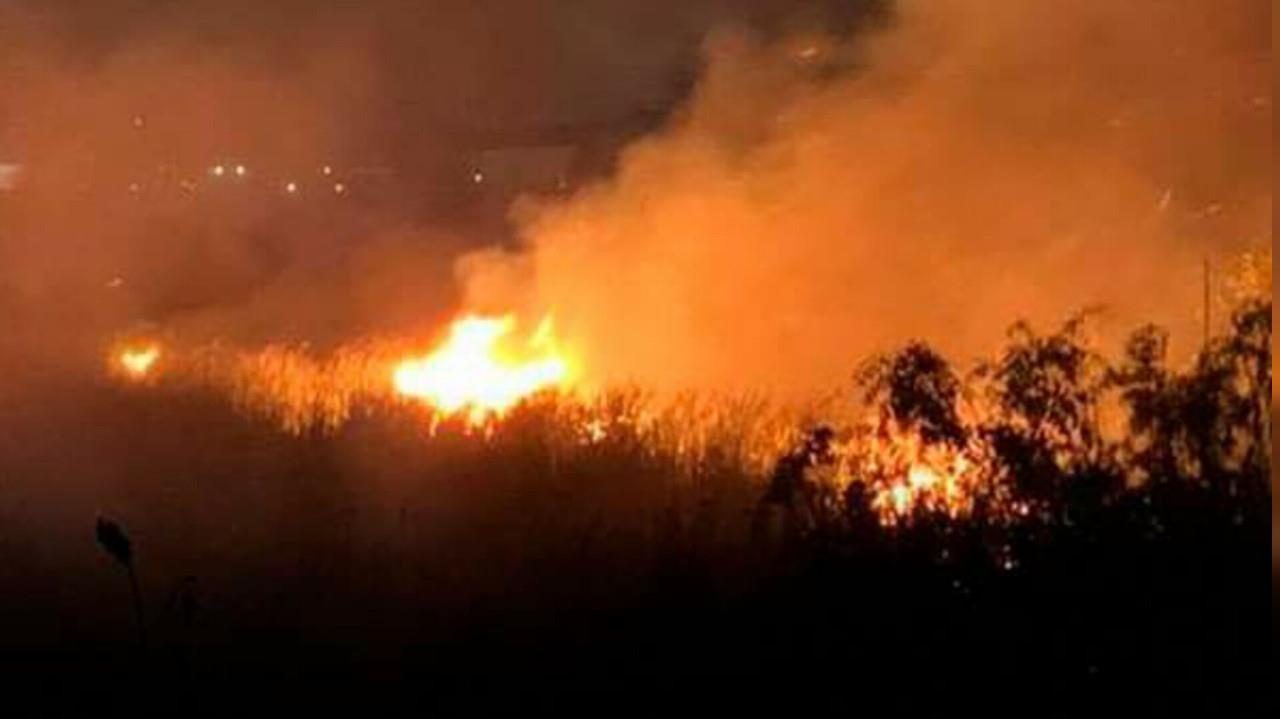 El fuego en el vaso regulador Las Carretas consumió tubería plástica, hojarasca y hierba seca. Foto: Captura de pantalla