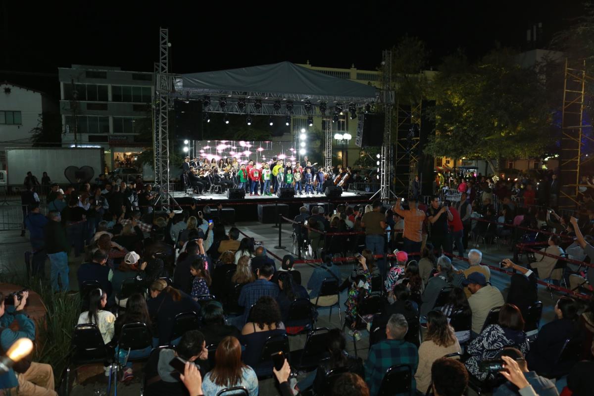 Conviven Américo y María con familias en concierto por Día de Reyes