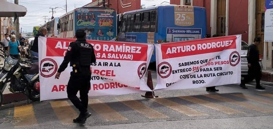 Empleados de la ex Alianza de Camioneros de Yucatán se manifiestan. Foto: Redes sociales