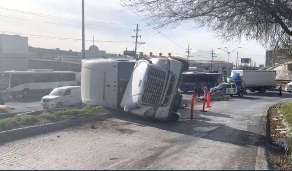 Atienden volcadura de tractocamión con rollos de acero; sin lesionados (VIDEO)