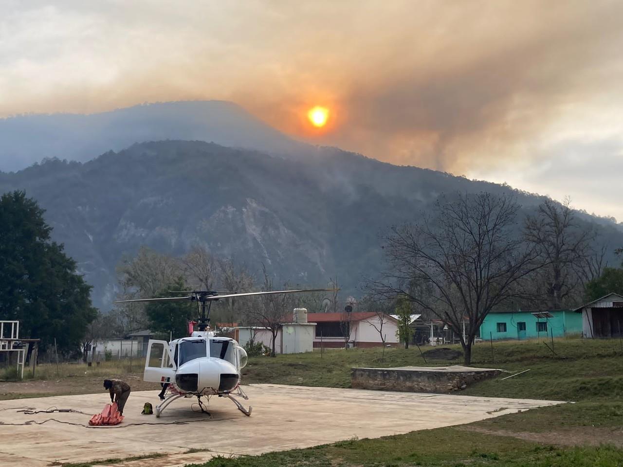 El incendio es tipo superficial en donde se consume hojarasca,matorral bajo, pero también está apoyando un helicóptero de PC Nuevo León. Fotos y video: PC Nuevo León