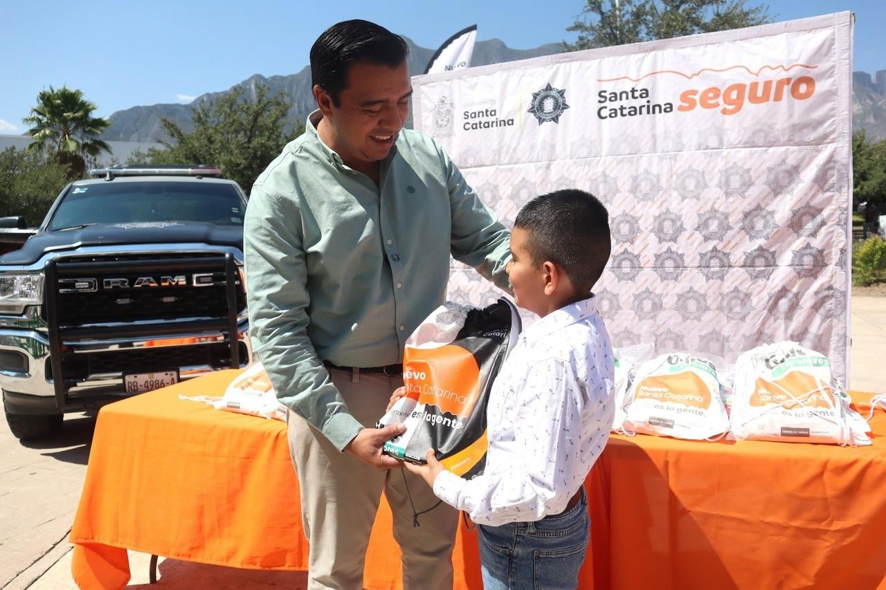 Santa Catarina destaca apoyos a estudiantes con útiles escolares y lentes. Foto. Cortesía