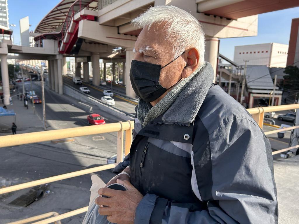 Don Felipe Flores pide dinero en un puente peatonal en Félix U. Gómez. Foto. Rosy Sandoval.