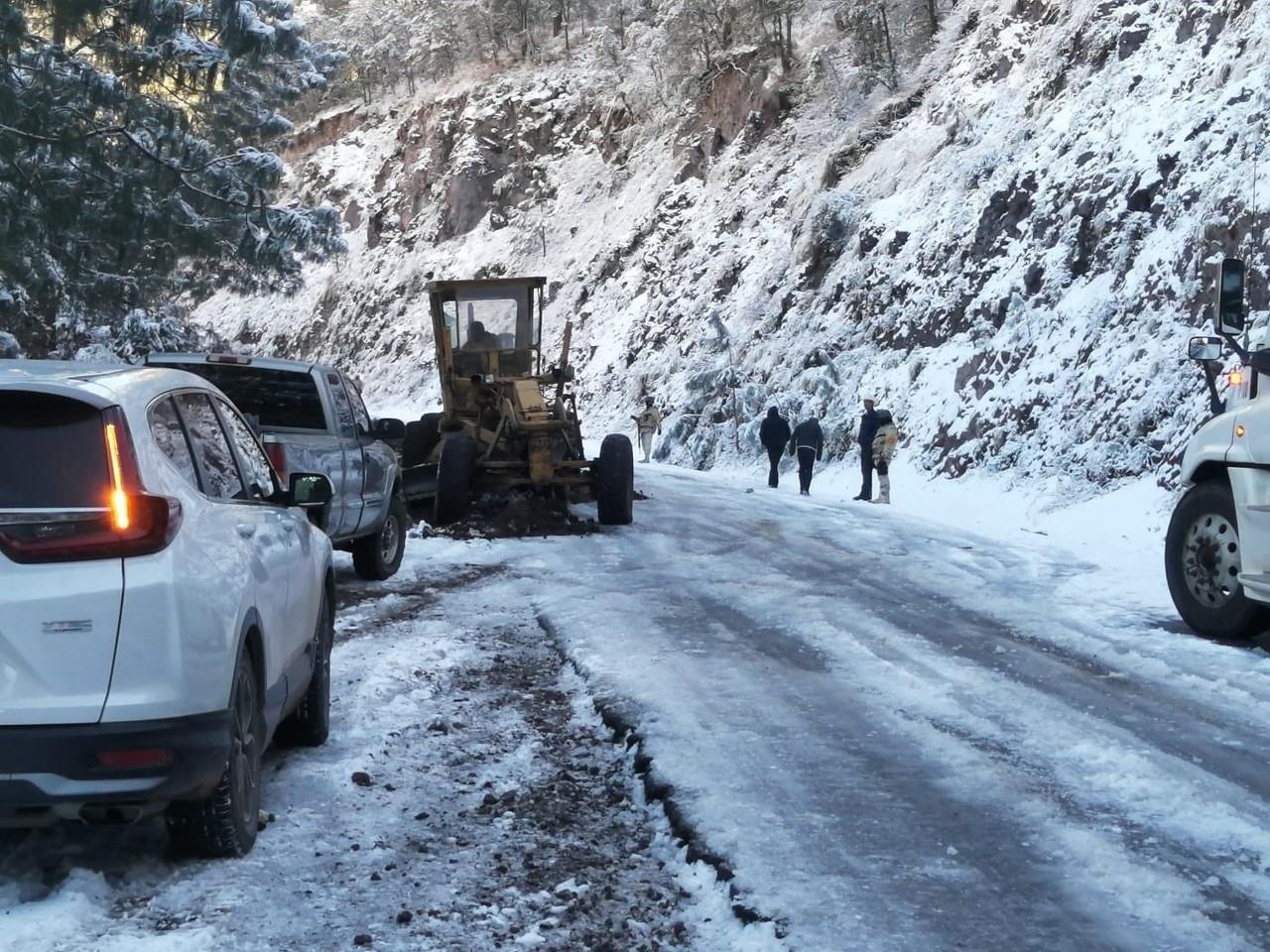 Presencia de hielo cristalizado en tramos carreteras de Sonora. Foto.  @cepcsonora