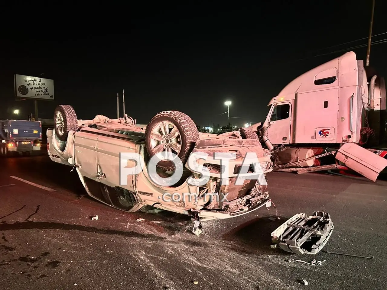 El carril de alta velocidad quedó cerrada a la circulación mientras que elementos de la Guardia Nacional división Carreteras llegaba a tomar parte del accidente. Foto: Raymundo Elizalde.