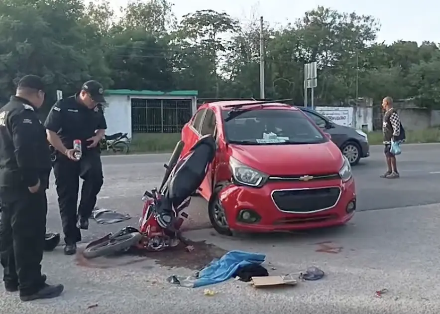 Un auto generó un accidente contra una moto dejando a dos personas lesionadas.- Foto de Quadratín Yucatán