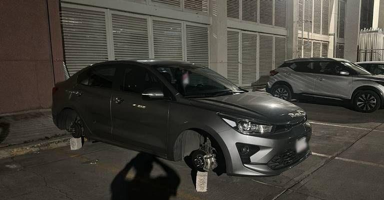 Dejan sin llantas a varios vehículos en el interior del estacionamiento del hospital 196 del IMSS en Ecatepec, los vigilantes ni cuenta se dieron. Foto: Cortesía