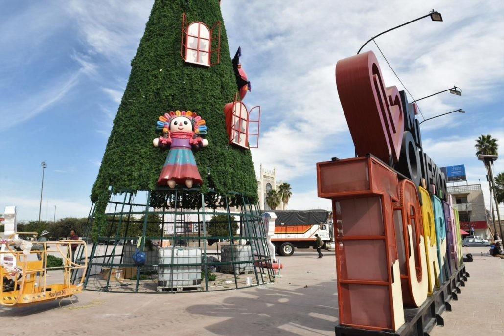 Las labores comenzaron en la avenida Juárez y en el árbol principal de la Plaza Mayor. (Fotografía: Gobierno de Torreón)