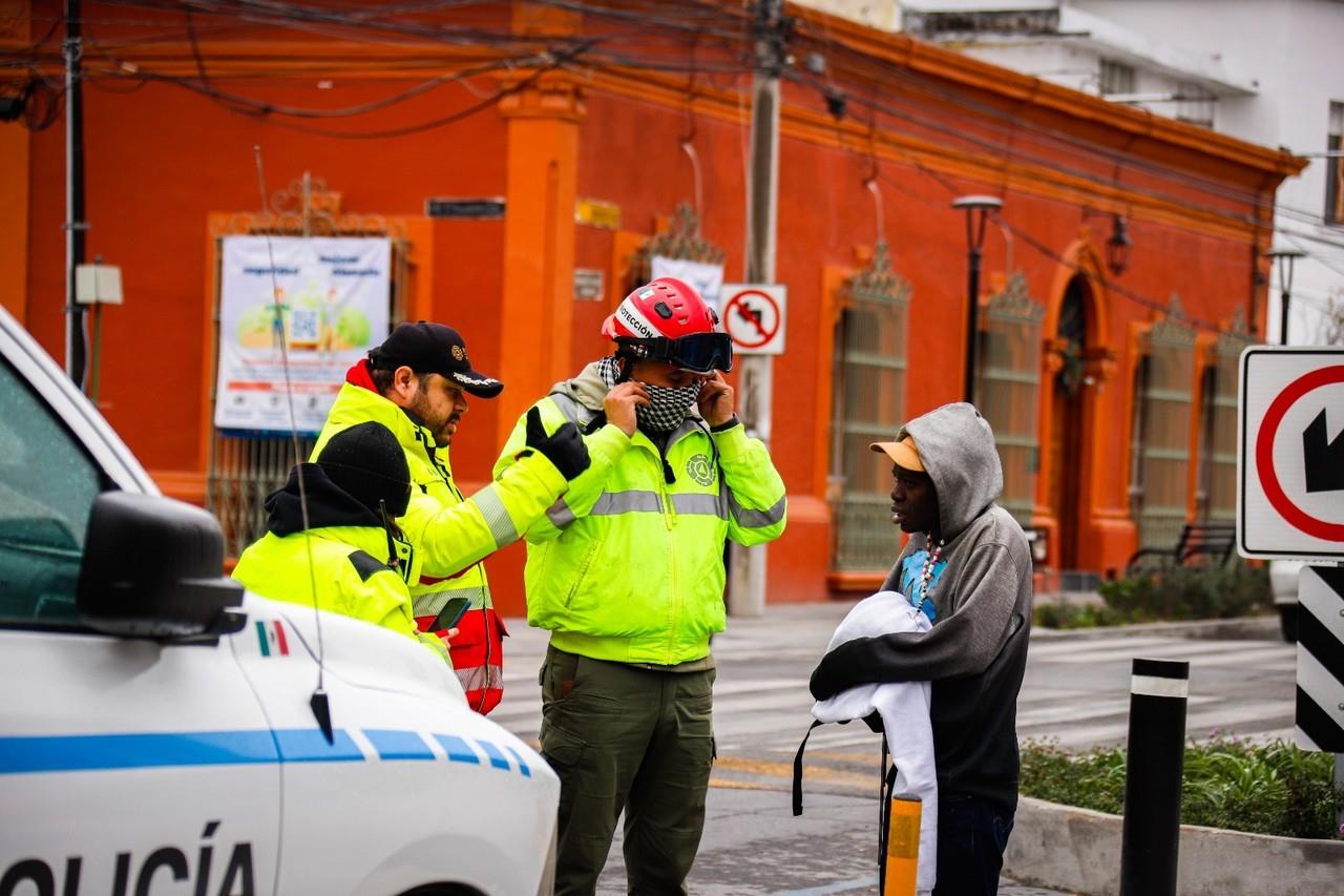 Autoridades de Monterrey entregaron cobijas y alimento caliente a más de 200 personas. Fotos. Cortesía