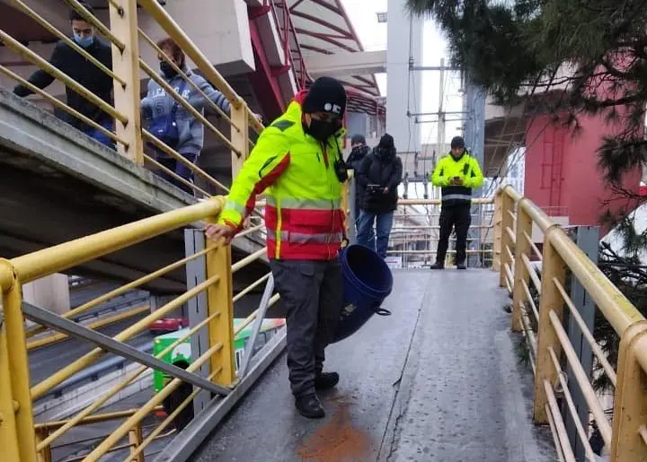 Puente resbaladizo debido a las bajas temperaturas. Foto. PC Monterrey