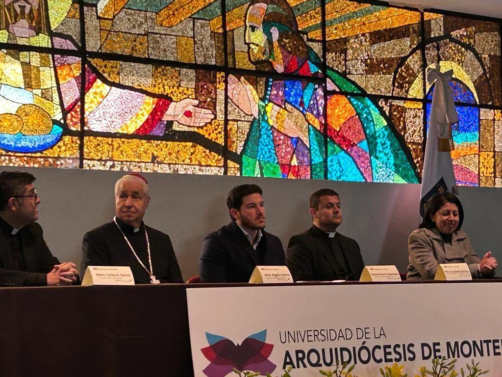 El gobernador Samuel García asistió a la conmemoración del 200 aniversario de la Primera Cátedra de Derecho en el Estado, donde también estuvo presente el arzobispo, Monseñor Rogelio Cabrera. Foto: Rosy Sandoval