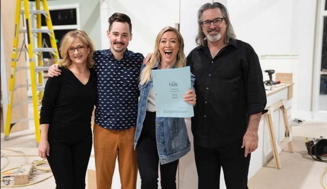 Hallie Todd, Jake Thomas, Hilary Duff y Robert Carradine en el set de la secuela de Lizzie McGuire. Foto: Instagram