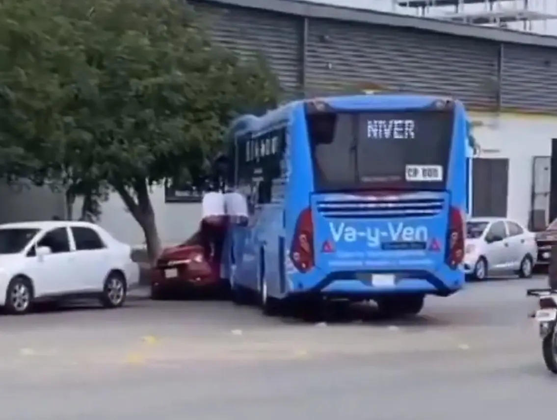 El autobús cruzó la calle en la que había quedado estacionado y junto a él se observa al chofer colgado. Foto: Especial.