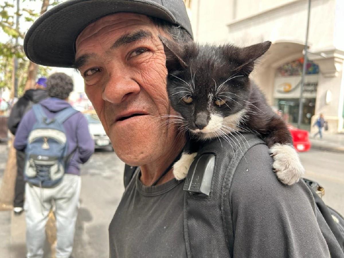 Reyes García Hernández, de 56 años, pide apoyo con su gatita Queen para comprar un inhalador que su hijo de 10 años necesita ya que padece asma. Foto: Rosy Sandoval