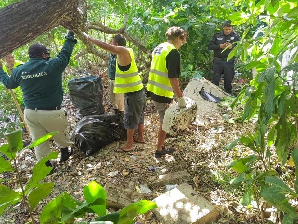 Tres personas tuvieron que recolectar basura como parte de un castigo por tirar desperdicios en la vía pública.- Foto del Ayuntamiento de Progreso