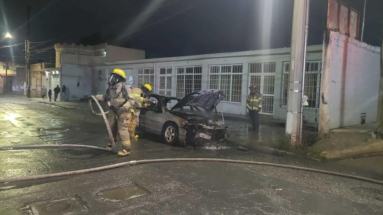 Fueron alrededor entre 5 a 10 minutos para controlar y extinguir el fuego. (Fotografía: Marco Juárez)