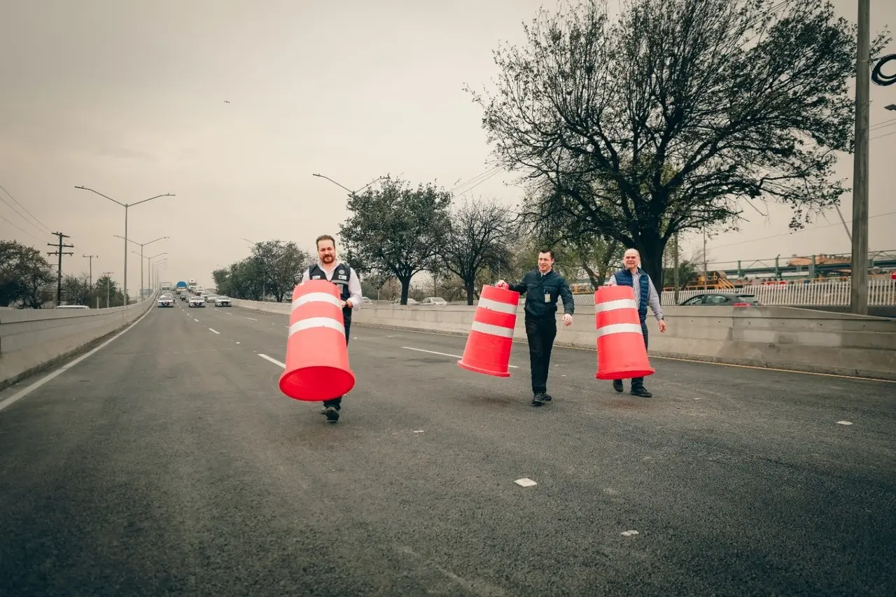 Al hacer un recorrido por la zona, el alcalde de Monterrey, Luis Donaldo Colosio Riojas, señaló que esta es la segunda de tres etapas de la obra que beneficiará a más de 110 mil automovilistas por día. Foto: Cortesía