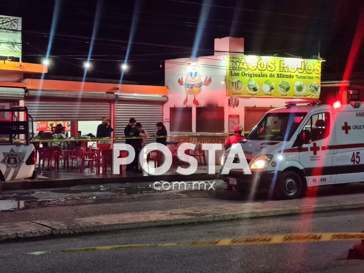 Fueron paramédicos de la Cruz Roja, quienes revisaron al hombre, confirmando que ya no tenía signos de vida, pero aún se desconoce si es empleado o un cliente del local de comidas. Foto: Especial/ POSTAMX