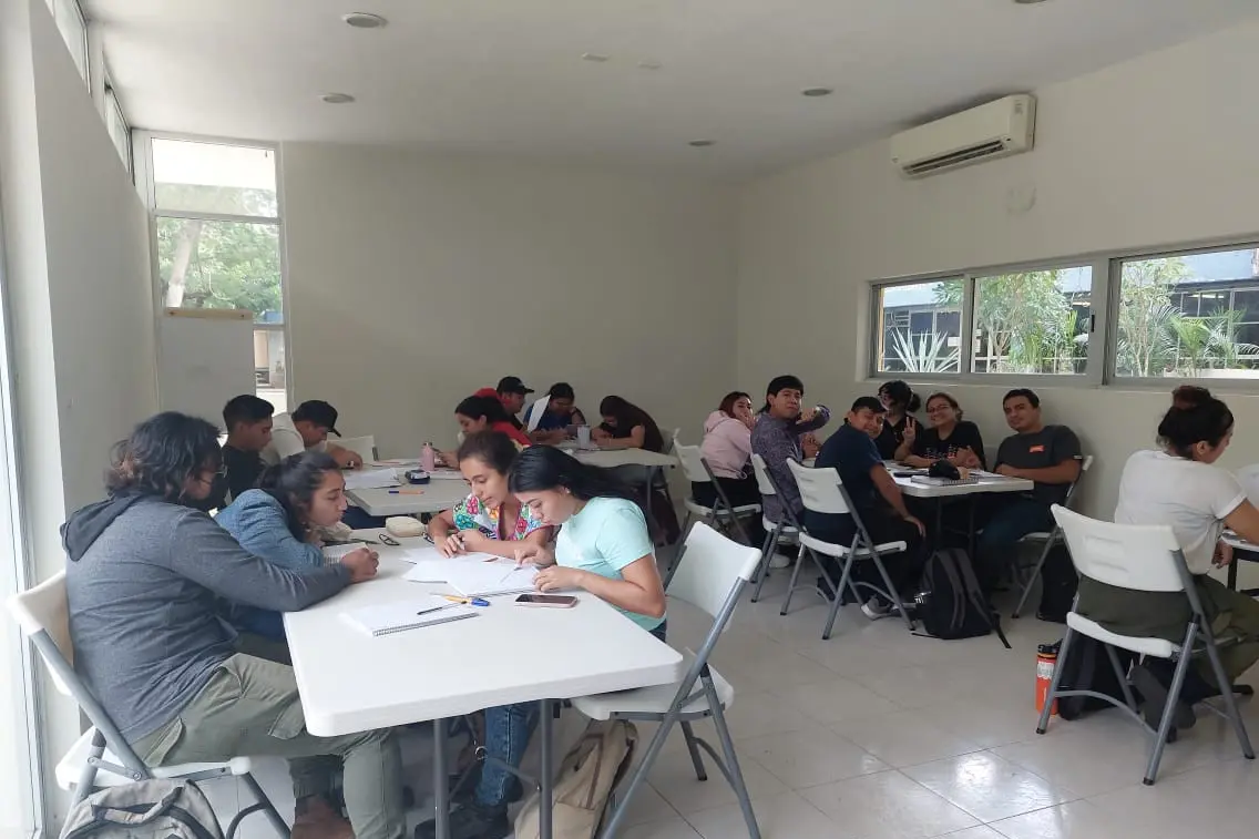 Estudiantes de la Uady comenzaron a tomar el taller “Lengua Maya en la Milpa” para aprender los términos que utiliza la población maya.- Foto de la Uady