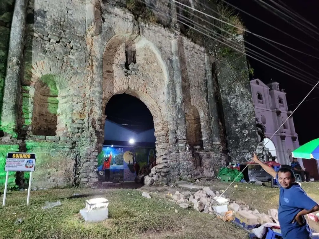 Se desprendieron algunas rocas de la Iglesia de San Pablo Jocopilas | Fuente: @alertanoti