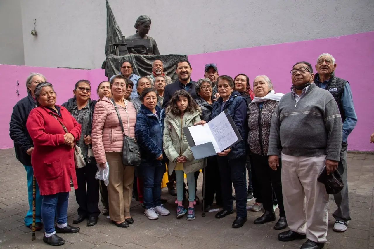 Asociación de costureras y costureros reciben predio tras 40 años de lucha. Foto: Gobierno CDMX