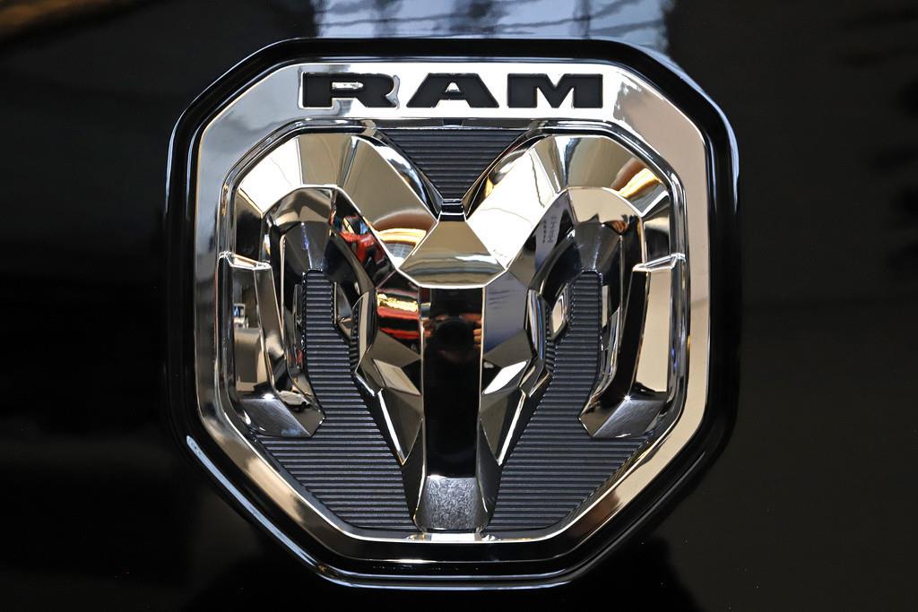 En esta fotografía del 13 de febrero de 2020 se muestra el logo de Ram en un evento de automóviles en Pittsburgh. (AP Foto/Gene J. Puskar, Archivo)