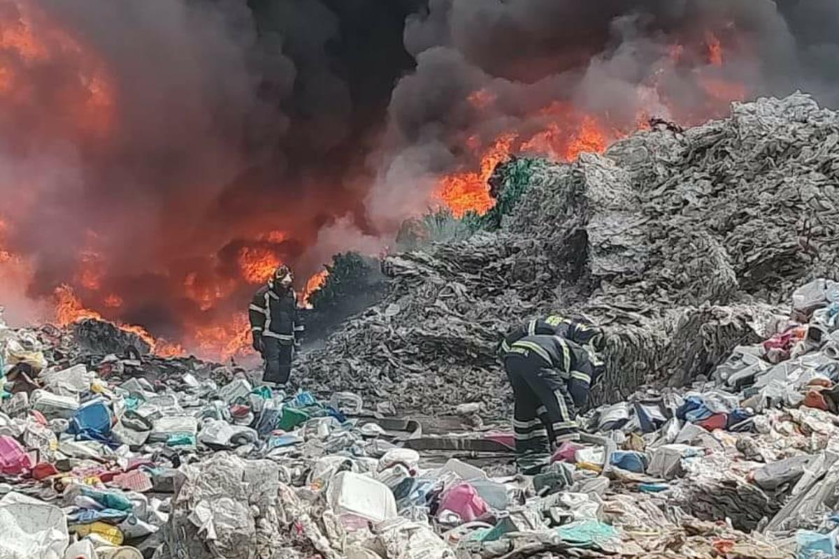 El grupo de bomberos ya se encuentra en la zona atendiendo el siniestro del cual no se sabe aún si ha dejado víctimas. Foto: POSTA