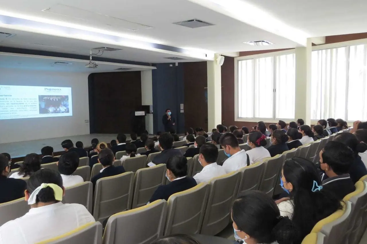 Conferencia “La importancia de la lengua maya en el desempeño profesional” como parte de las actividades del mes de la Cultura Maya en la UADY. Foto: FB Facultad Enfermería de la UADY