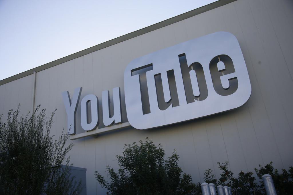 Letreros colocados en las oficinas de YouTube Space en Los Ángeles, el 21 de octubre de 2015. (AP Foto/Danny Moloshok, Archivo)