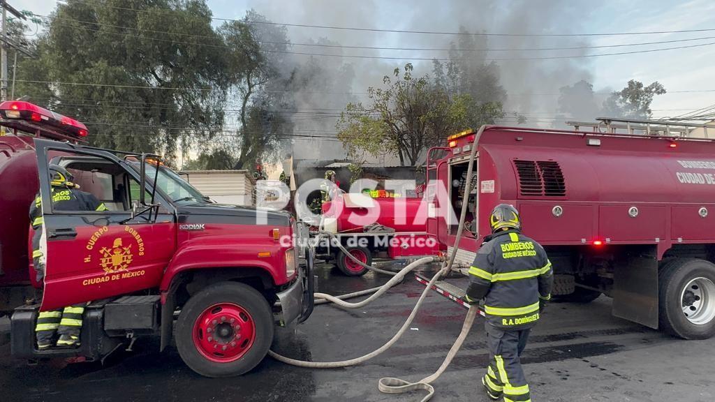 Arde bodega de residuos industriales y PET en GAM, no hay lesionados. Foto: Ramón Ramírez