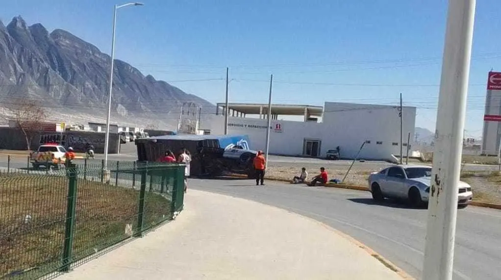 Volcadura de tráiler en Santa Catarina. Foto. Facebook