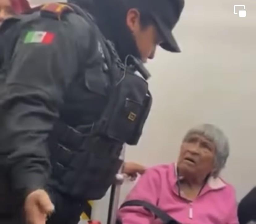 Guardias de Metrorrey en polémica por tratar de bajar a una señora de la tercera edad por vender paletas dentro del Metro Foto: Captura de Pantalla