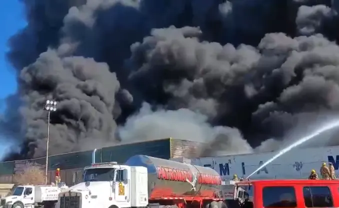 Evacúan a vecinos tras incendio en fábrica Inova Plastics en San Nicolás (VIDEO)