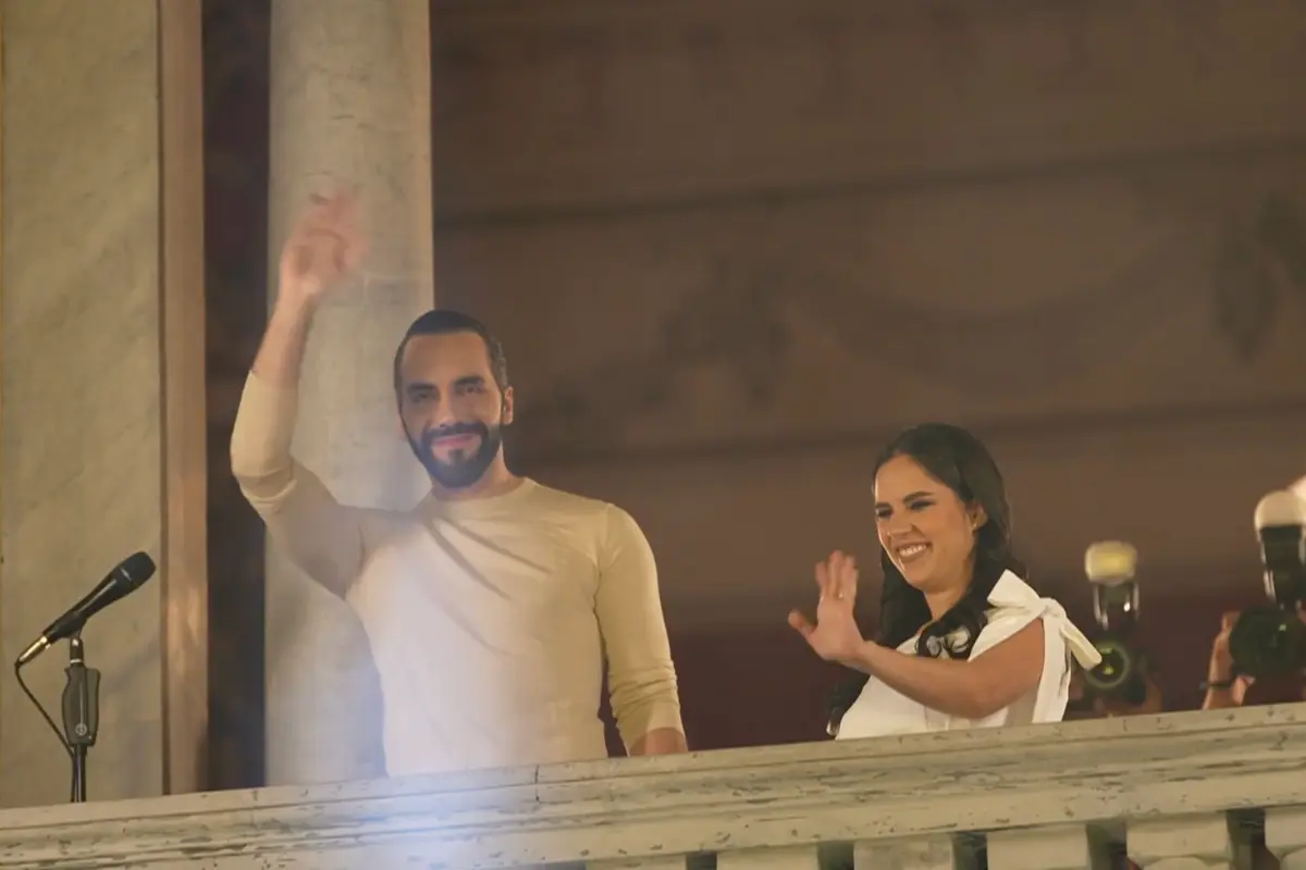 Nayib Bukele y Gabriela Rodríguez, en su discurso en Palacio Nacional de El Salvador, el 5 de febrero de 2024. Fuente: X (antes Twitter)/@nayibbukele